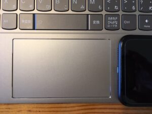 Lenovo ThinkBook 13s gen2のタッチパッドの近めからの写真