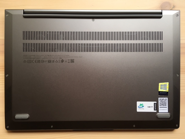 Lenovo ThinkBook 13s gen2のボディ裏面の写真