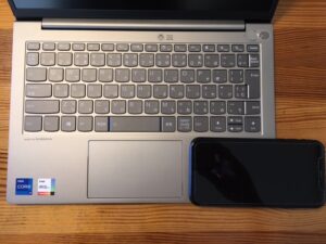 Lenovo ThinkBook 13s gen2のタッチパッドの遠めからの写真