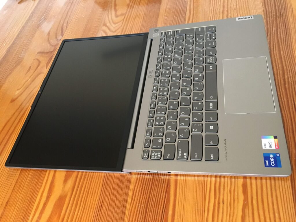 Lenovo ThinkBook 13s gen2の180度開くディスプレイの写真