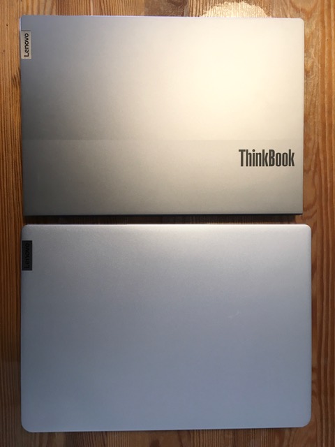 Lenovo ideapad slim 560i Pro 14と13.3型ノートパソコンとのサイズ比較写真