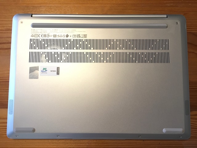 Lenovo ideapad slim 560i Pro 14の背面写真