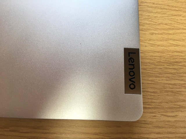 Lenovo ideapad slim 560i Pro 14の天板端にあるLenovoマークの写真